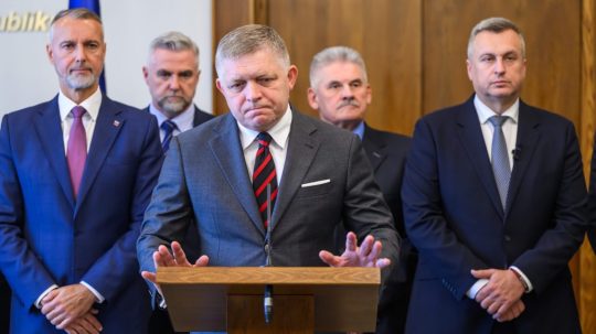 Na snímke Robert Fico a členovia vlády.