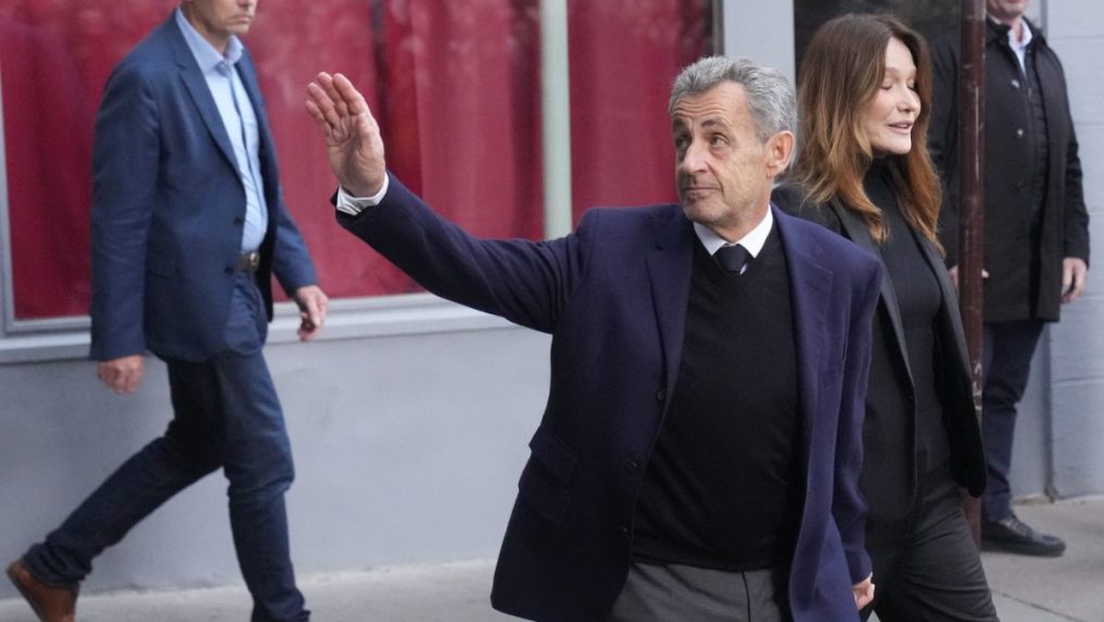 Na snímke Nicolas Sarkozy opúšťa svoj dom.