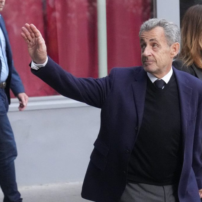 Na snímke Nicolas Sarkozy opúšťa svoj dom.