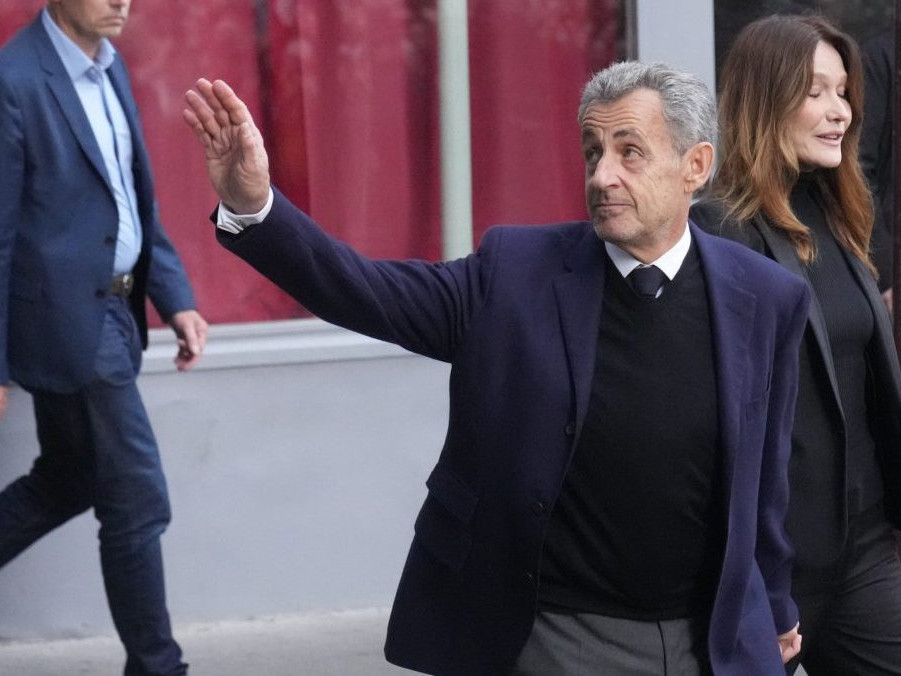Na snímke Nicolas Sarkozy opúšťa svoj dom.