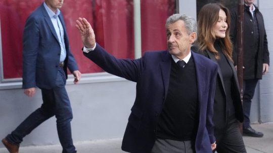 Na snímke Nicolas Sarkozy opúšťa svoj dom.