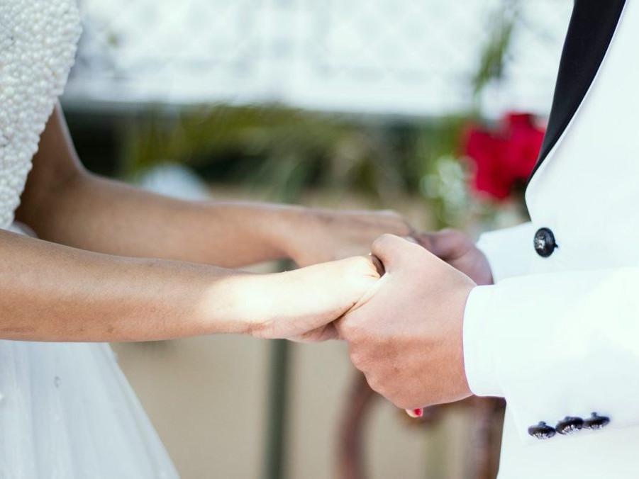 Na ilustračnej snímke mladomanželia.