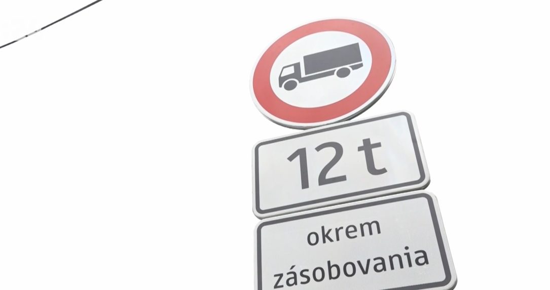Kamióny poškodili kľúčovú cestu v Šarišských Michaľanoch. Zákaz vjazdu ťažkých áut vodiči podľa miestnych ignorujú