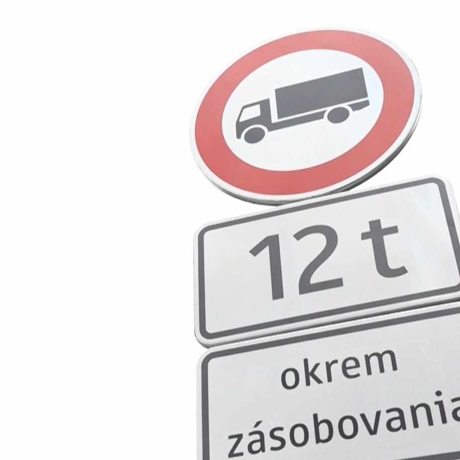 Kamióny poškodili kľúčovú cestu v Šarišských Michaľanoch. Zákaz vjazdu ťažkých áut vodiči podľa miestnych ignorujú