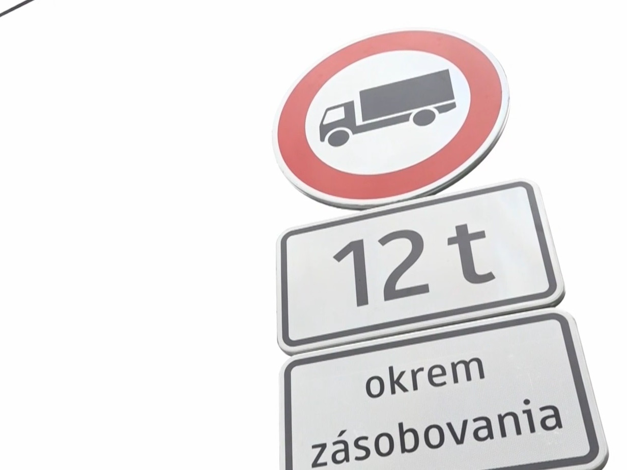 Kamióny poškodili kľúčovú cestu v Šarišských Michaľanoch. Zákaz vjazdu ťažkých áut vodiči podľa miestnych ignorujú