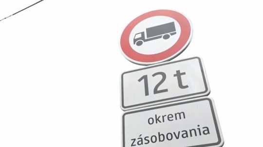 Kamióny poškodili kľúčovú cestu v Šarišských Michaľanoch. Zákaz vjazdu ťažkých áut vodiči podľa miestnych ignorujú