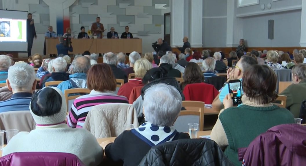 Seniori na prednáške proti podvodom.