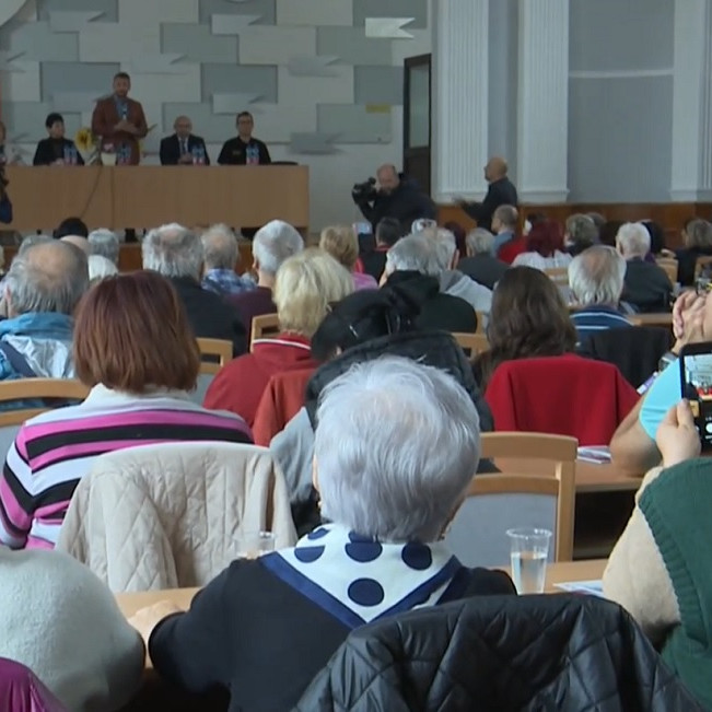 Seniori na prednáške proti podvodom.