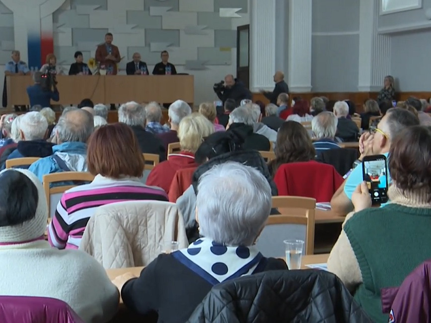 Seniori na prednáške proti podvodom.