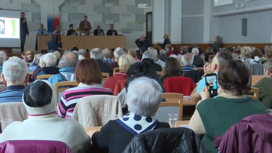 Seniori na prednáške proti podvodom.