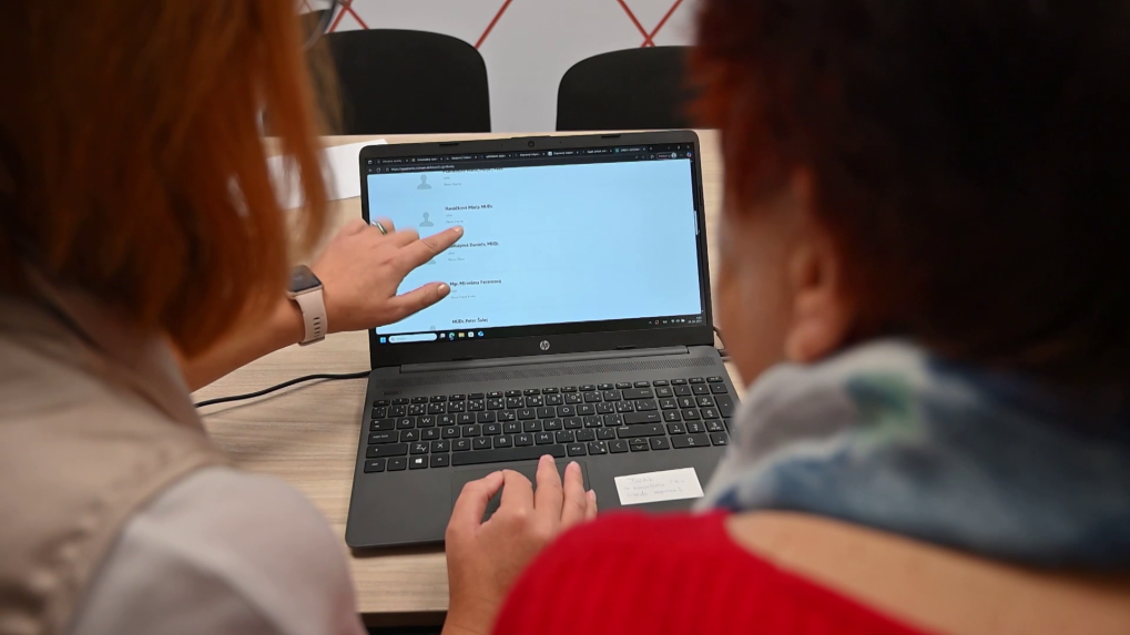 Seniori nestíhajú držať krok s online dobou a často ich to znevýhodňuje. Dolný Kubín sa pokúša digitálnu priepasť zmenšovať