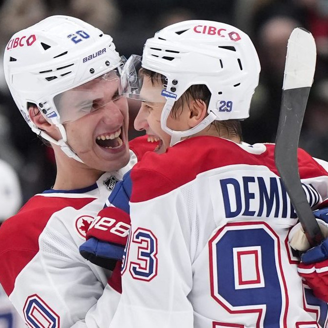 Na snímke Juraj Slafkovský (20) a Ivan Demidov (93) z Montrealu Canadiens oslavujú po víťazstve ich tímu.