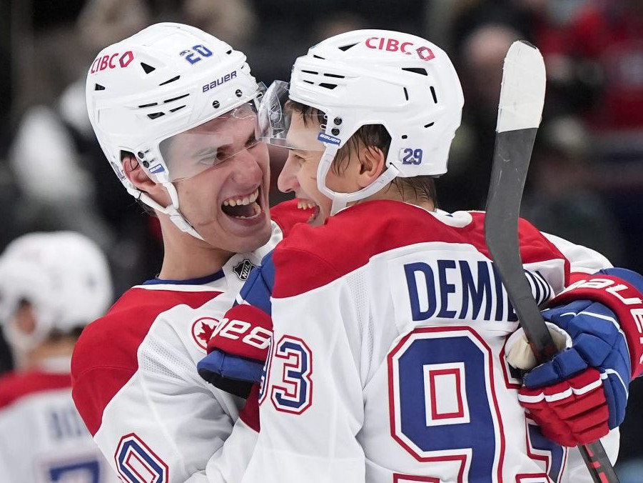 Na snímke Juraj Slafkovský (20) a Ivan Demidov (93) z Montrealu Canadiens oslavujú po víťazstve ich tímu.