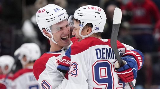 Na snímke Juraj Slafkovský (20) a Ivan Demidov (93) z Montrealu Canadiens oslavujú po víťazstve ich tímu.