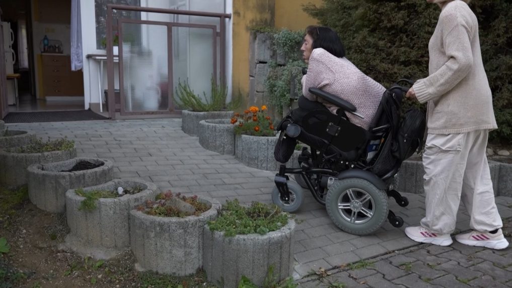 Pani Smolková s opatrovateľkou.