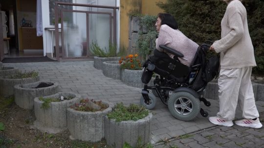 Pani Smolková s opatrovateľkou.