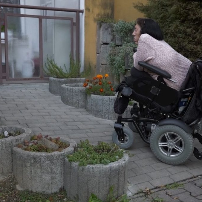 Pani Smolková s opatrovateľkou.