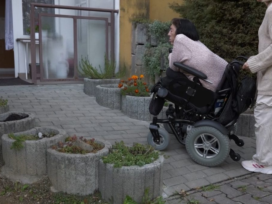 Pani Smolková s opatrovateľkou.