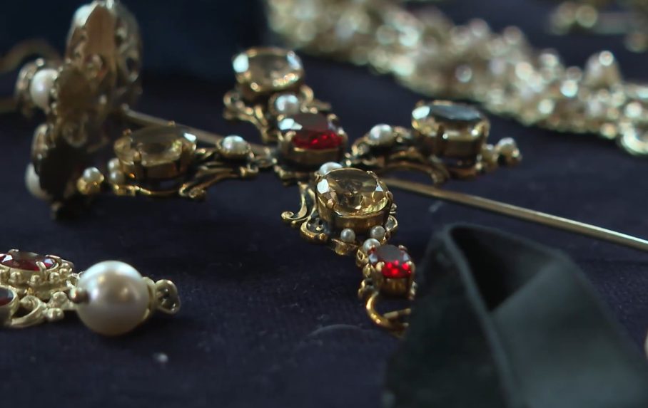 Na snímke historické šperky.