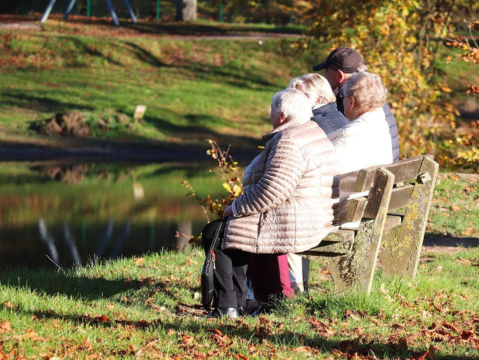 dôchodcovia na lavičke