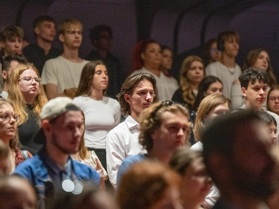 Na ilustračnej snímke študenti.