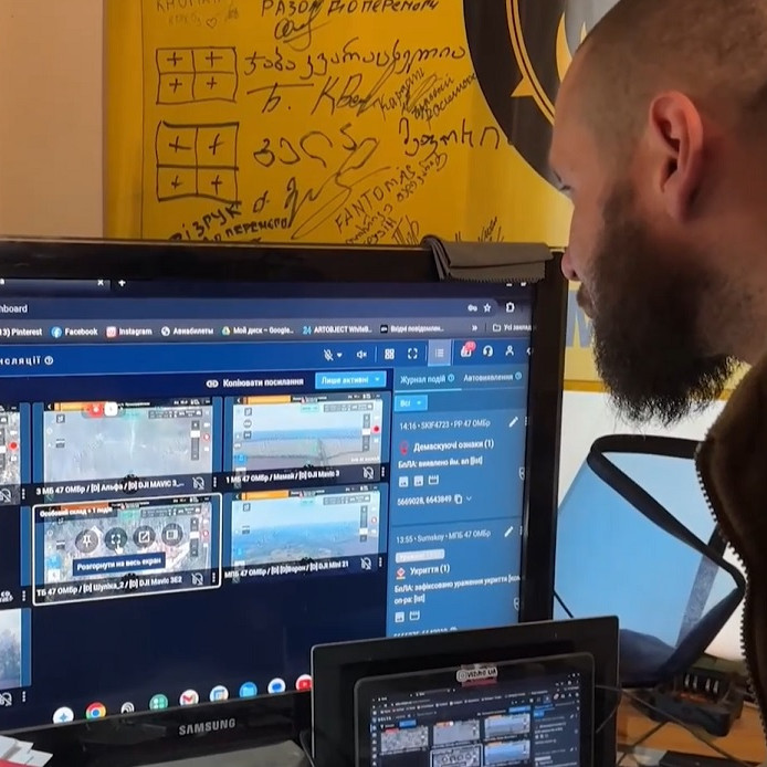 Veliteľ jednotky pri monitoroch.