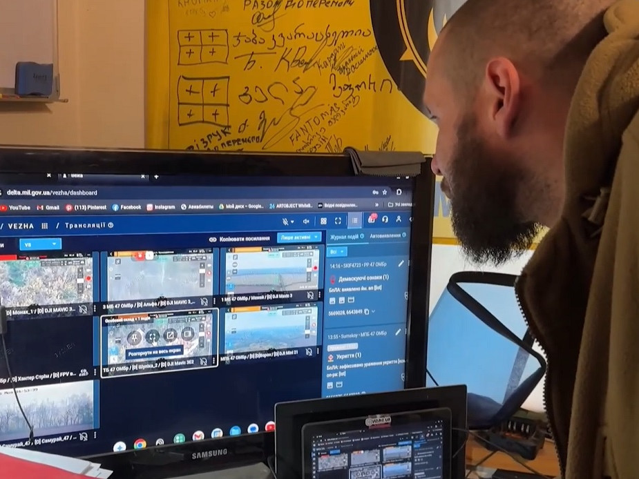 Veliteľ jednotky pri monitoroch.