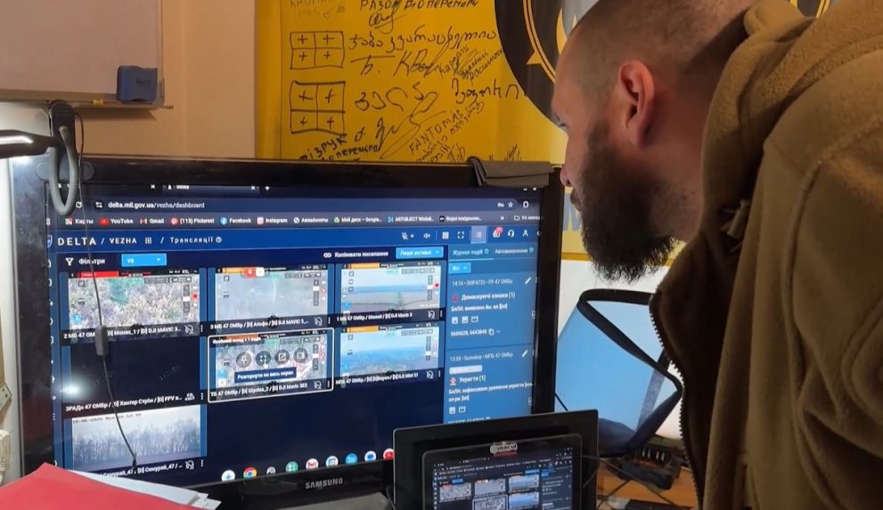 Veliteľ jednotky pri monitoroch.