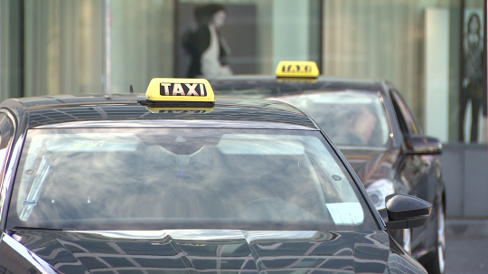 Na snímke taxíky.