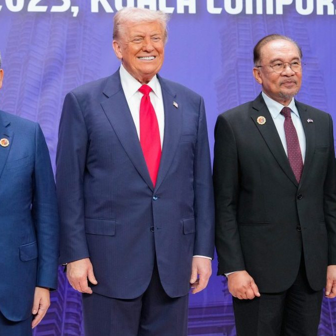 Na snímke lídri Kambožde a Thajska, medzi nimi Donadl Trump.