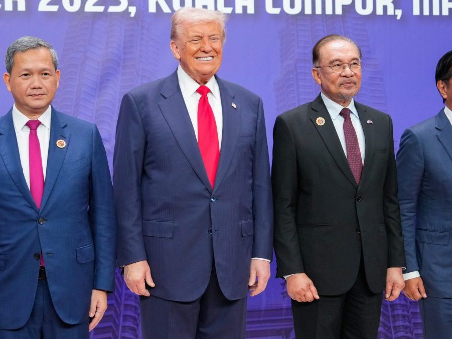 Na snímke lídri Kambožde a Thajska, medzi nimi Donadl Trump.