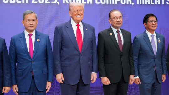 Na snímke lídri Kambožde a Thajska, medzi nimi Donadl Trump.
