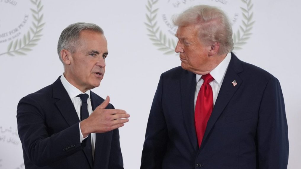 Na snímke Donald Trump a Mark Carney.