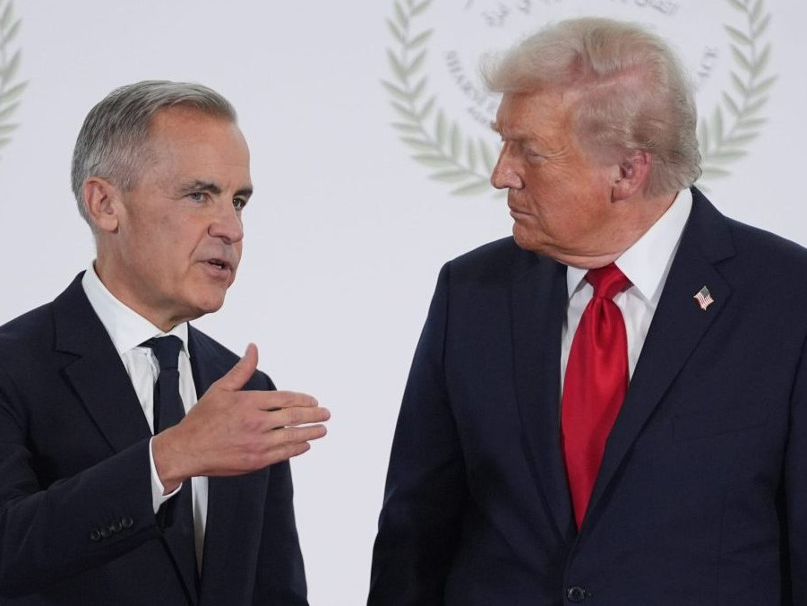 Na snímke Donald Trump a Mark Carney.
