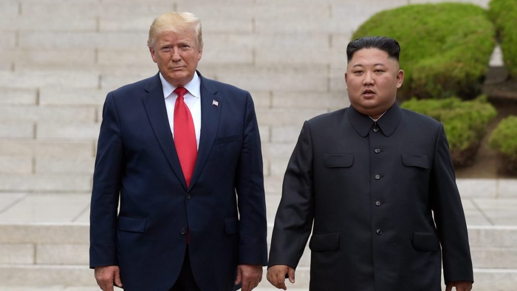 Na archívnej snímke Donald Trump s Kim Čong-unom.