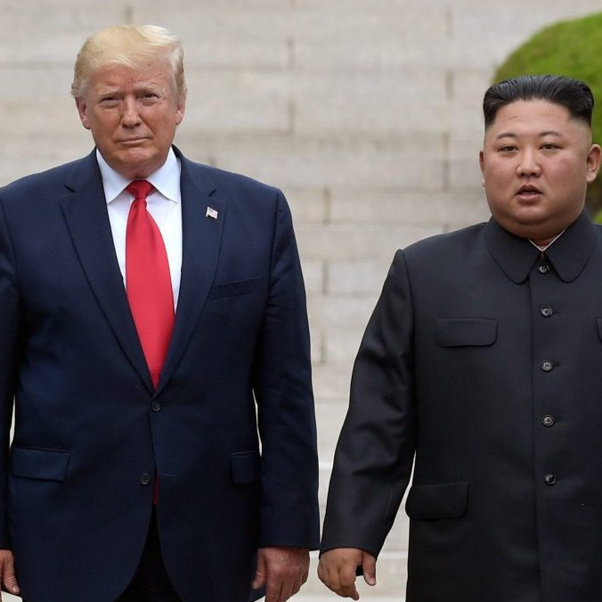 Na archívnej snímke Donald Trump s Kim Čong-unom.