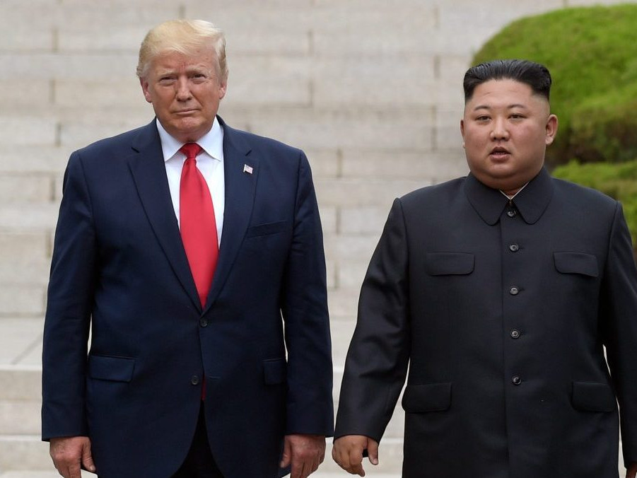 Na archívnej snímke Donald Trump s Kim Čong-unom.