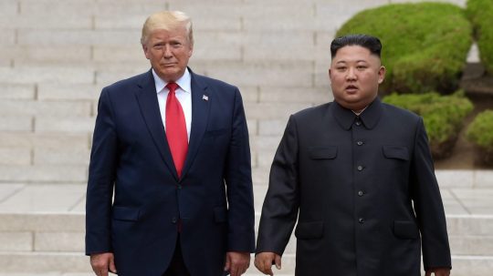 Na archívnej snímke Donald Trump s Kim Čong-unom.