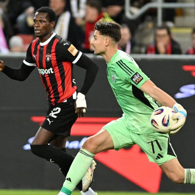 Brankár Slovana Dominik Takáč a hráč Trnavy Abdulrahman Taiwo.