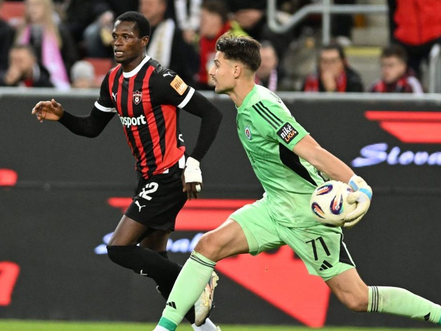 Brankár Slovana Dominik Takáč a hráč Trnavy Abdulrahman Taiwo.