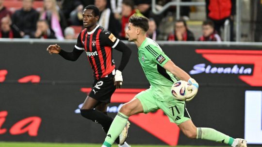 Brankár Slovana Dominik Takáč a hráč Trnavy Abdulrahman Taiwo.