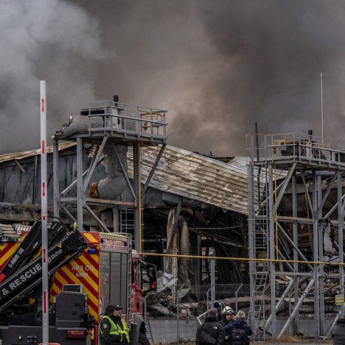 Na snímke požiar skladu v Kyjeve po ruskom útoku.