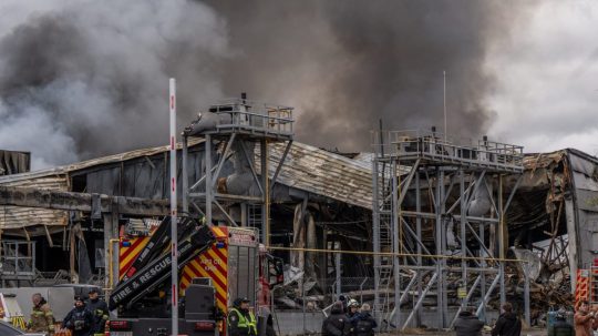 Na snímke požiar skladu v Kyjeve po ruskom útoku.