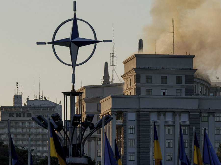 Na snímke z budovy kabinetu ministrov stúpa dym po ruskom útoku v Kyjeve.