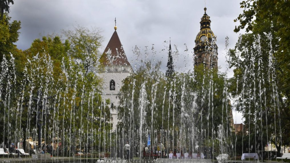 Na snímke za spievajúcou fontánou Urbanova veža (vľavo).