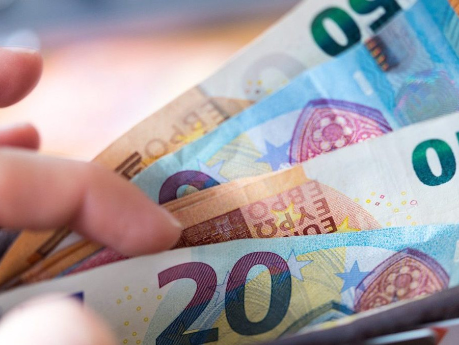 Ilustračná snímka peňazí v peňaženke.