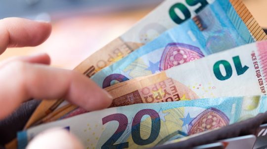 Ilustračná snímka peňazí v peňaženke.