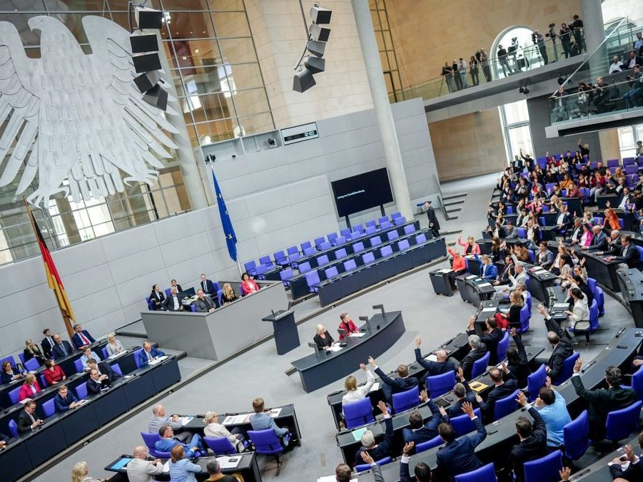 Nemeckí poslanci počas zasadnutia Bundestagu.