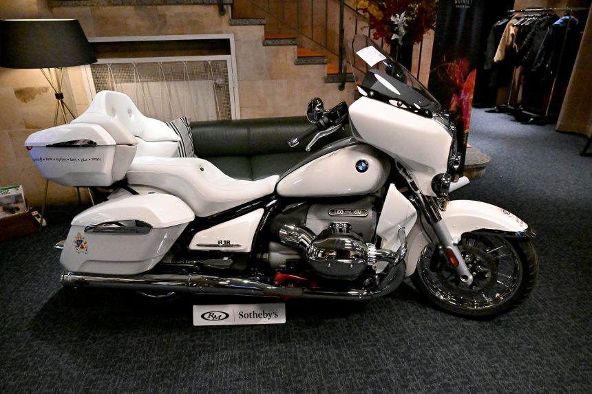 Na snÃƒÂ­mke motocykel, ktorÃƒÂ½ podpÃƒÂ­sal pÃƒÂ¡peÃ…Â¾ Lev XIV.