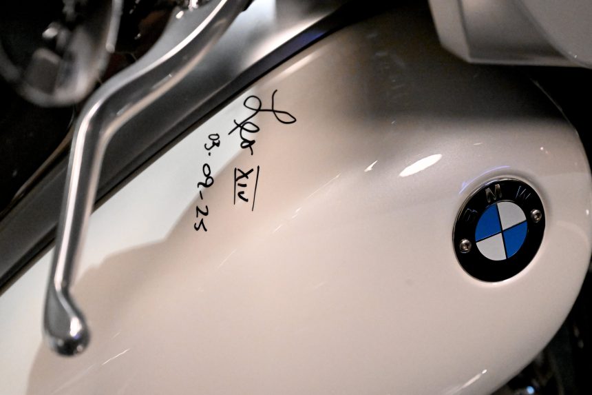 Na snÃƒÂ­mke motocykel, ktorÃƒÂ½ podpÃƒÂ­sal pÃƒÂ¡peÃ…Â¾ Lev XIV.